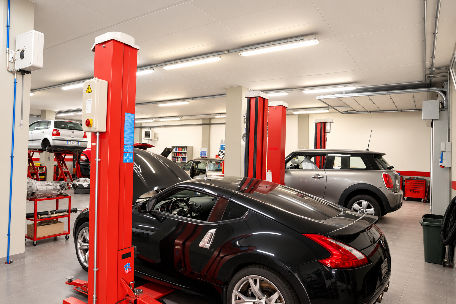 L’interno dell’Autofficina Ellepi, con le auto sui ponti e le postazioni di lavoro